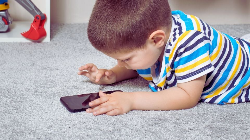 como Bloquear tu Smartphone para que tu Hijo Pueda Ver Videos